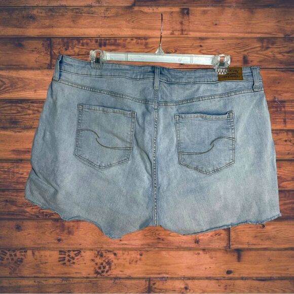 5 for $25🔥Signature by Levi Strauss Light Wash Raw Hem High-Rise Shorts Size 22 - Picture 2 of 6